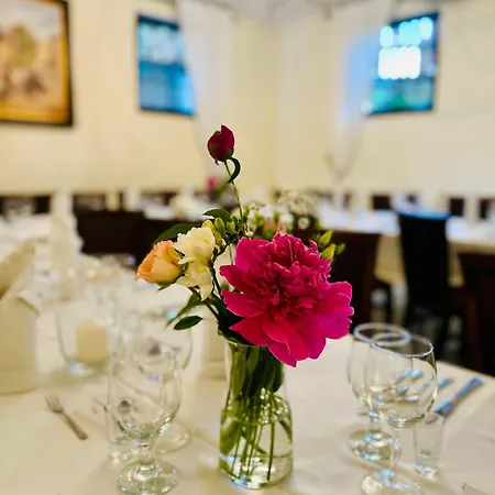 Hotel Dworek Złoty Róg I Restauracja