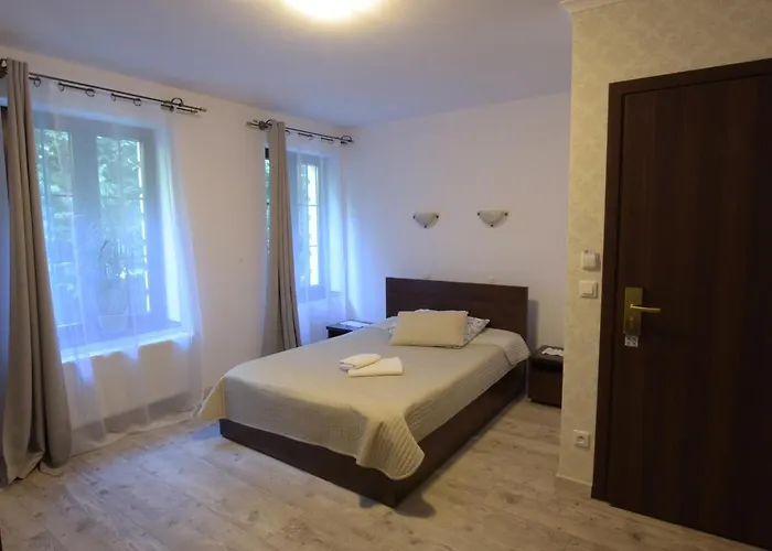 فندق Dworek Zloty Rog I Restauracja 3*