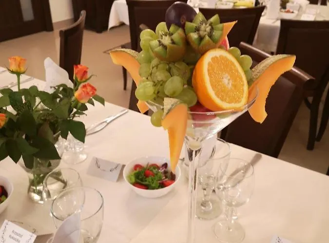 Dworek Zloty Rog I Restauracja Otel 3*