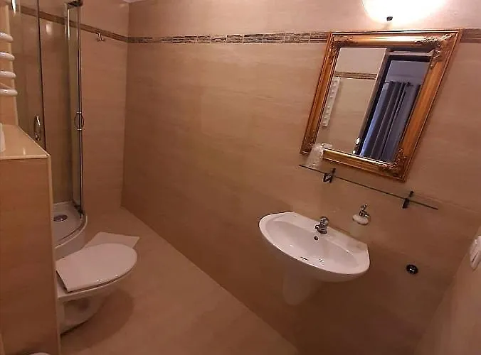 فندق Dworek Zloty Rog I Restauracja 3*