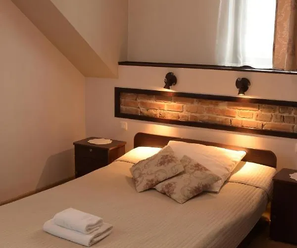 Dworek Zloty Rog I Restauracja Otel